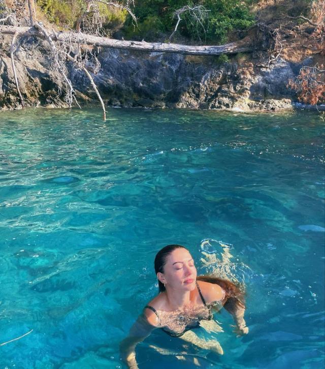 Aşk Mantık İntikam'ın yıldızı Burcu Özberk'in suyun içindeki fotoğrafı hayran bıraktı