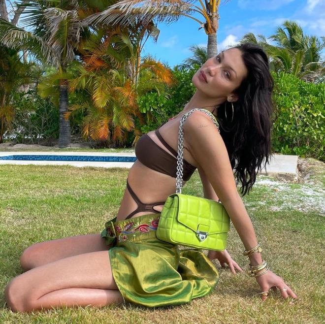 Bella Hadid, yeni aşkıyla dudak dudağa pozunu paylaştı