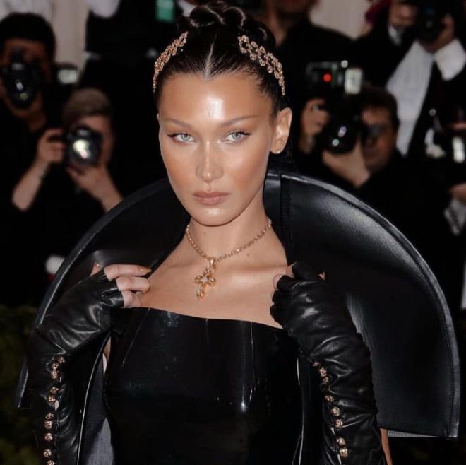 Bella Hadid, yeni aşkıyla dudak dudağa pozunu paylaştı