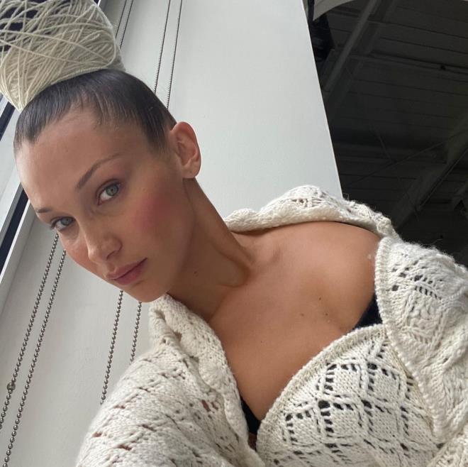 Bella Hadid, yeni aşkıyla dudak dudağa pozunu paylaştı