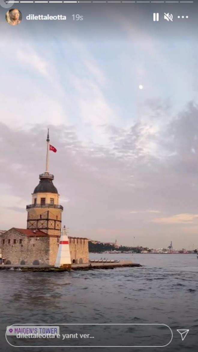 Can Yaman'ın sevgilisi Diletta, Ayasofya Camii'nde başörtüsü takıp poz verdi