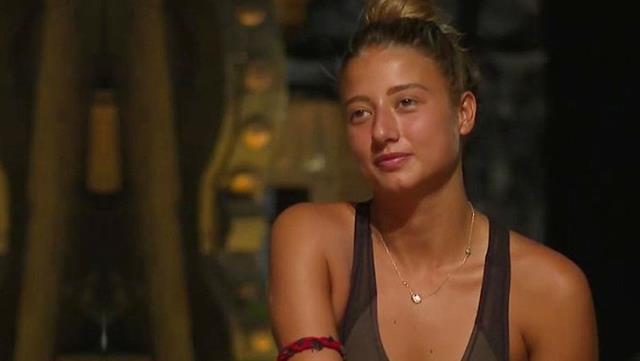 Eski Survivor yarışmacısı Aleyna Kalaycıoğlu, tanga bikinisiyle havuzda şov yaptı