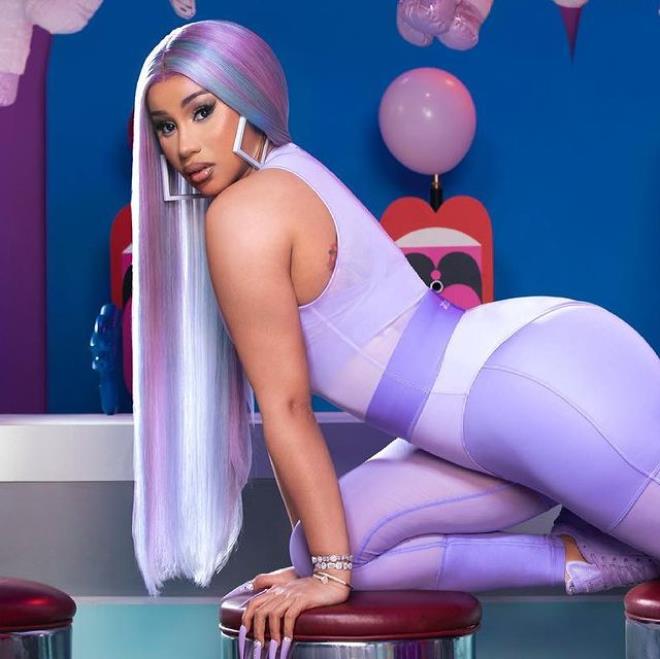 Hamileliğini çıplak pozuyla duyuran Cardi B'den görülmemiş sansür