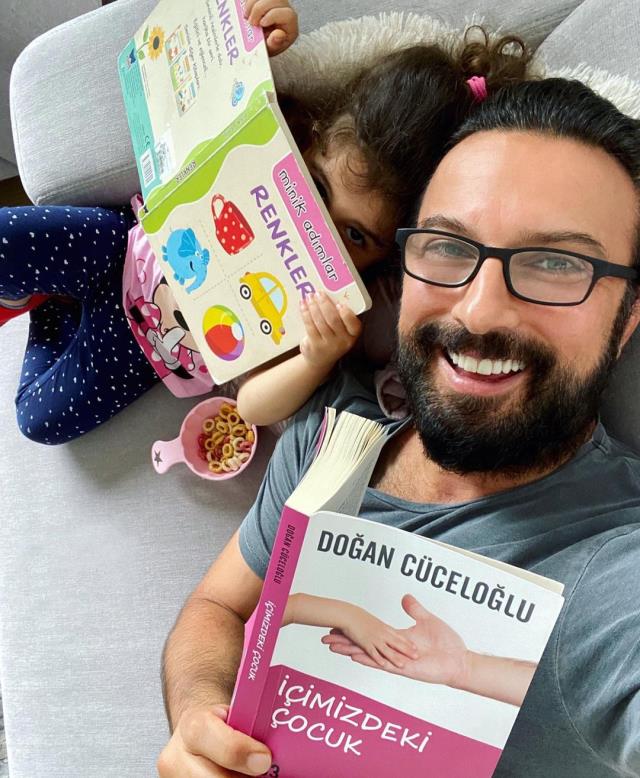 Ailesine sarıldığı bir pozu paylaşan Tarkan'dan dikkat çeken not: İnsanlığın çivisi çıktı, sevgiye sarılma zamanı