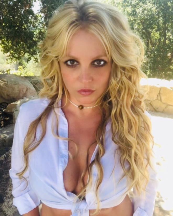 Britney Spears kafaları karıştırıyor! Göğüslerini elleriyle kapatıp peş peşe verdiği pozları paylaştı