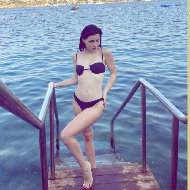 Merve Boluğur, siyah bikinili pozuyla takipçilerini büyüledi