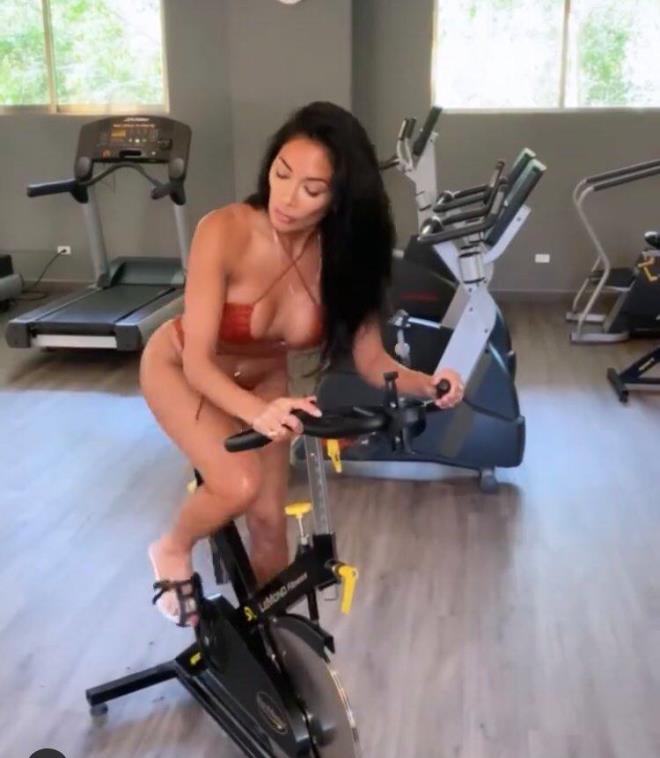 Nicole Scherzinger, turuncu mini bikinisiyle spor yaptığı anları paylaştı, ortalık alev aldı