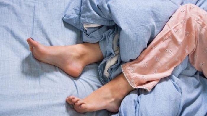 Akşamları bacaklarınız rahat vermiyor mu? Huzursuz bacak sendromu olabilirsiniz...
