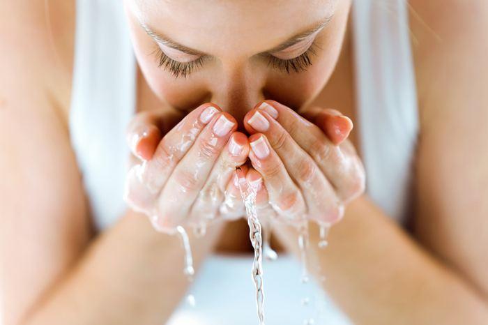 4. Cildinizi çok sıcak su ile temizlemek