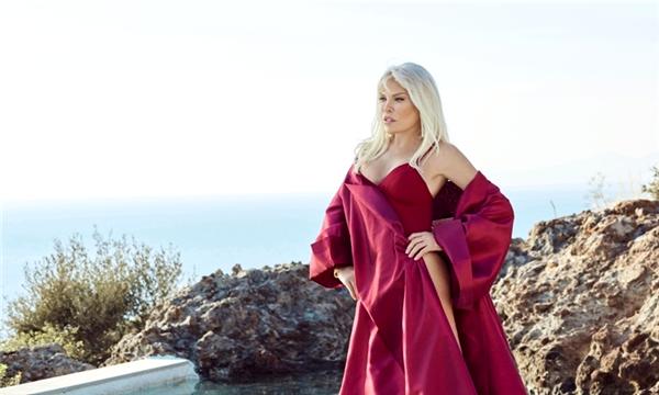 75'lik Ajda Pekkan'ın yeni albümü için verdiği pozlar nefes kesiyor