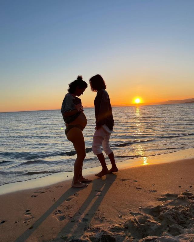 8,5 aylık hamile Özge Özpirinçci, bikinisiyle peş peşe poz verdi