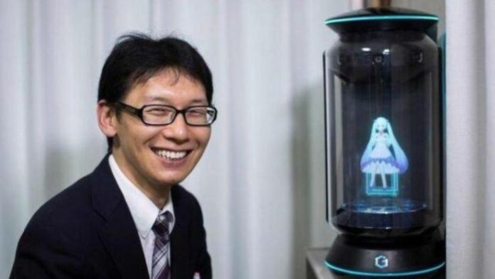 Hologramla evlenen Japon Kondo artık eşiyle konuşamıyor