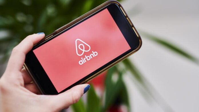 Ukrayna halkına destek için Airbnb'den kalmadıkları daireleri tuttular