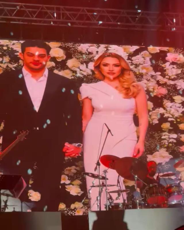 Mehmet Dinçerler'le nişanlanan Hadise, konserinde ilk kez fotoğraflarını yayınladı