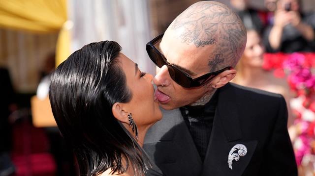 Oscar'a katılan Kourtney Kardashian ve Travis Barker, kırmızı halıda öpüştü