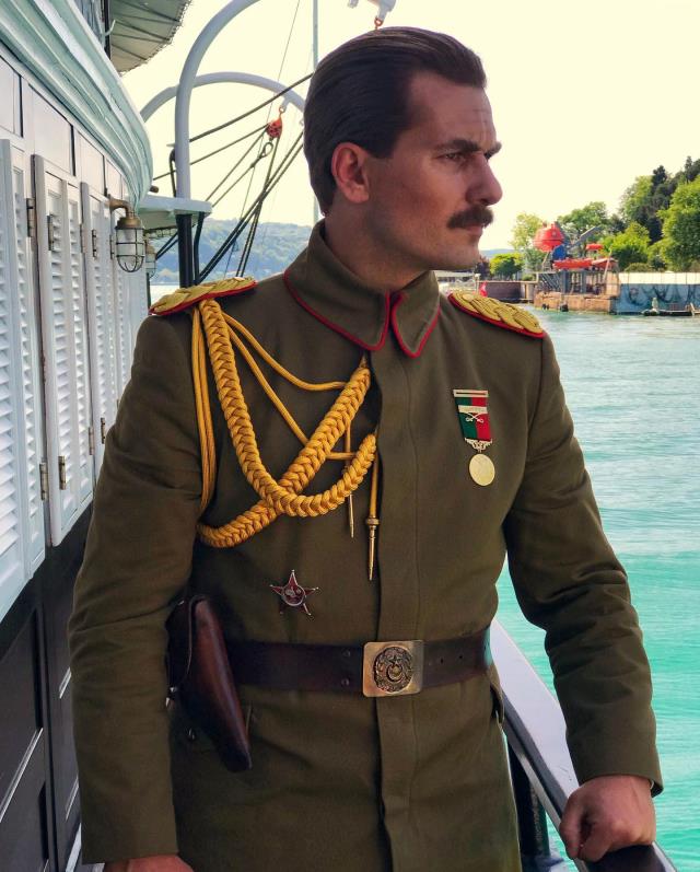 Pera Palas'ta Gece Yarısı dizisinde Atatürk'ü canlandıran oyuncu Hakan Dinçkol çıktı