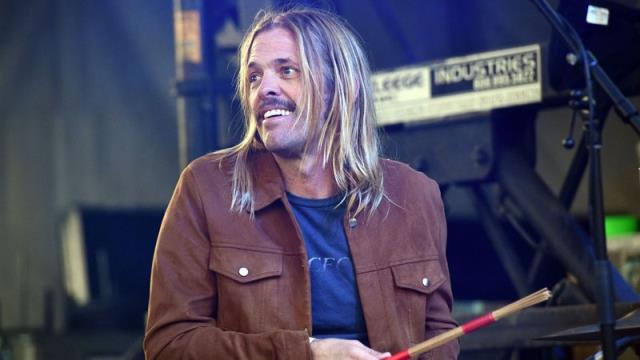 Rock grubu Foo Fighters'ın davulcusu Taylor Hawkins hayatını kaybetti