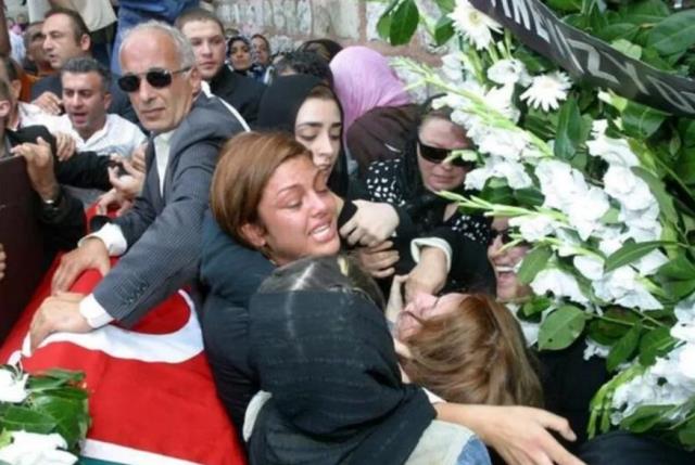 Sinem Umaş'ın eski sevgilisi Ata için yaptığı yorum pes dedirtti: Tabutu cenazede ayaklarımıza düşüp açılmıştı