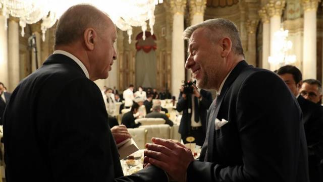 Cumhurbaşkanı Erdoğan ile sanatçıların bir araya geldiği iftar programına Metin Şentürk'ün esprisi damga vurdu