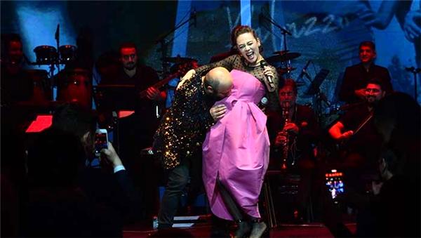 Sahnede eğlenceli anla! Oyuncu Serkan Keskin, 4 aylık hamile Demet Evgar'ın karnını öptü