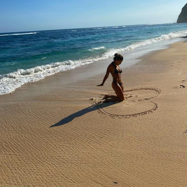 Irmak Ünal, kumsala çizdiği işaretle aşk mesajı verdi