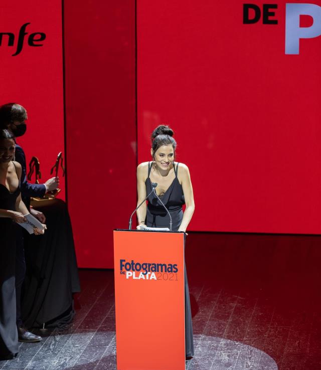İspanya'da En İyi Kadın Oyuncu Ödülü alan Cansu Dere, güzelliğiyle törene damga vurdu