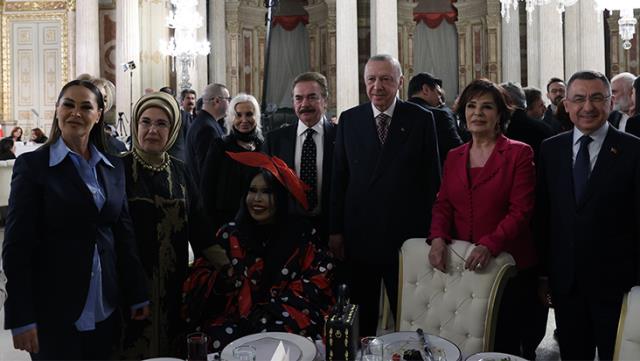 Cumhurbaşkanı Erdoğan, sanatçılarla iftar yemeğinde buluştu! İşte davete katılan ünlü isimler