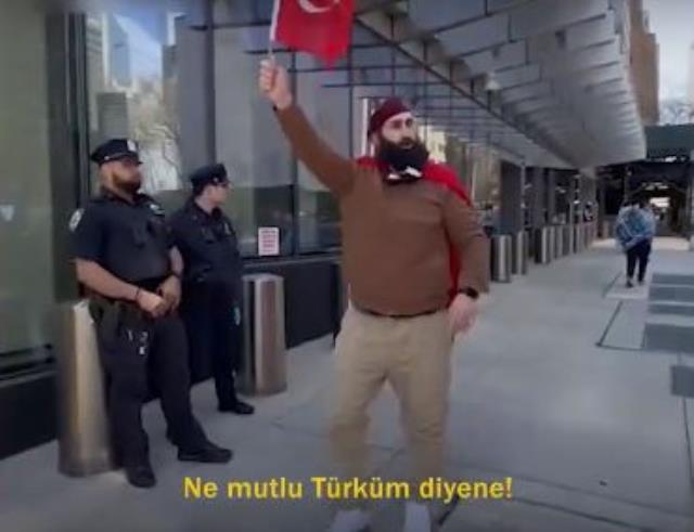 Kuruluş Osman oyuncusu, New York'ta 1915 protestosu yapan eylemcilerin karşısına Türk bayrağı ile çıktı
