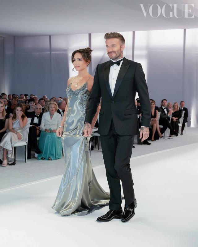 Victoria Beckham'ın oğlunun düğününde giydiği özel tasarım elbisenin detayları belli oldu