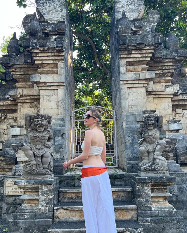 Bali'de tatil yapan Melis Sezen, dekolteli kıyafetleriyle art arda pozlar verdi
