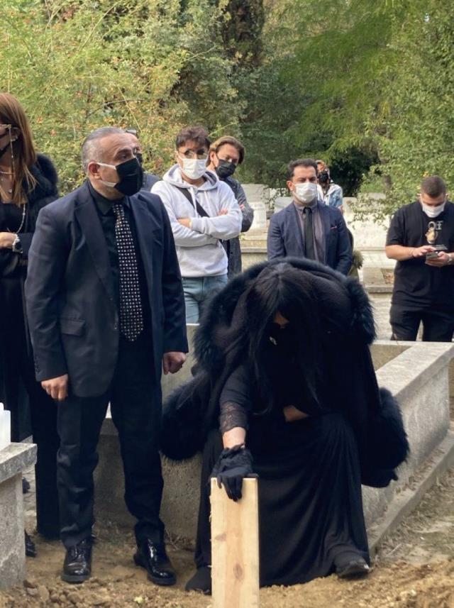 Bülent Ersoy'un mezarlıktaki görütüleri gündem oldu: Çok dar değil mi, ben buraya sığmam