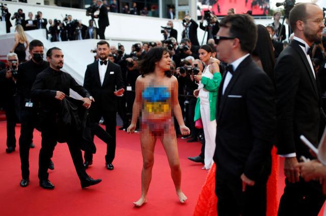 Cannes Film Festivali'nde protesto! Genç kadın 'Bize tecavüz etmeyi bırakın' diyerek kırmızı halıda soyundu
