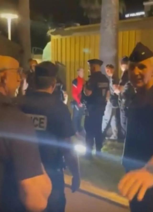 Cannes Film Festivali'ne giden Erkan Petekkaya, telefonunu çalan hırsızı yakalayıp polis teslim etti
