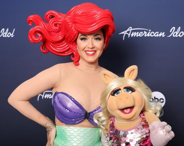 Deniz kızı kostümü giyen Katy Perry, canlı yayında düştü