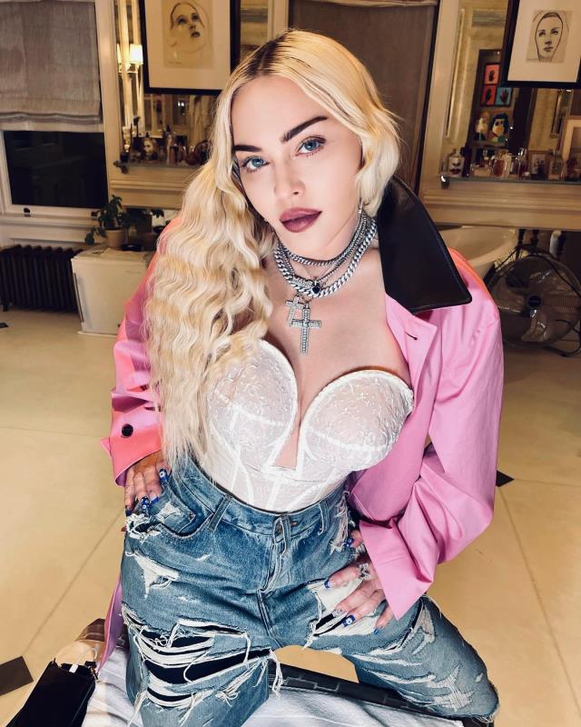Dünyaca ünlü şarkıcı Madonna'nın paylaşımlarından dolayı Instagram'da canlı yayın yapması yasaklandı