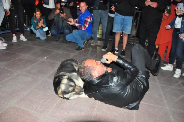 19 Mayıs'ı sahnede kutlayan Haluk Levent, sokak köpeğiyle yere uzanarak şarkı söyledi