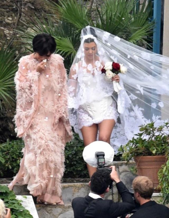 Kourtney Kardashian ve Travis Barker'in milyonluk düğününde dağıtılan makarna porsiyonu alay konusu oldu