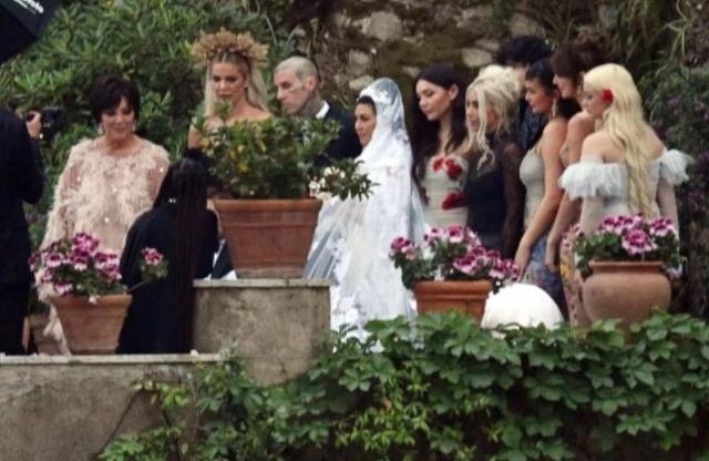 Kourtney Kardashian ve Travis Barker'in milyonluk düğününde dağıtılan makarna porsiyonu alay konusu oldu