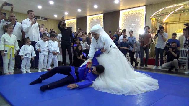 Türkiye böyle düğün görmedi! Gelin, davetliler arasında damadı yerden alıp tekrar yere vurdu