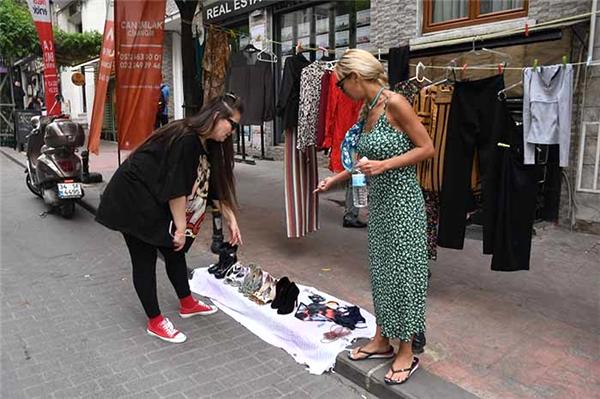 Oryantal Didem Kınalı, sokak ortasında kıyafetlerini sattı