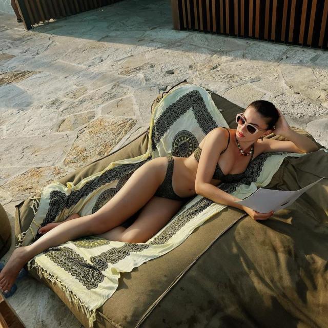Tatilin tadını çıkaran Burcu Özberk, bikinili pozlarına yenilerini ekledi