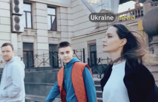 Ukrayna'yı ziyaret eden Angelina Jolie'nin zor anları! Sirenler çalınca kaçmaya başladı