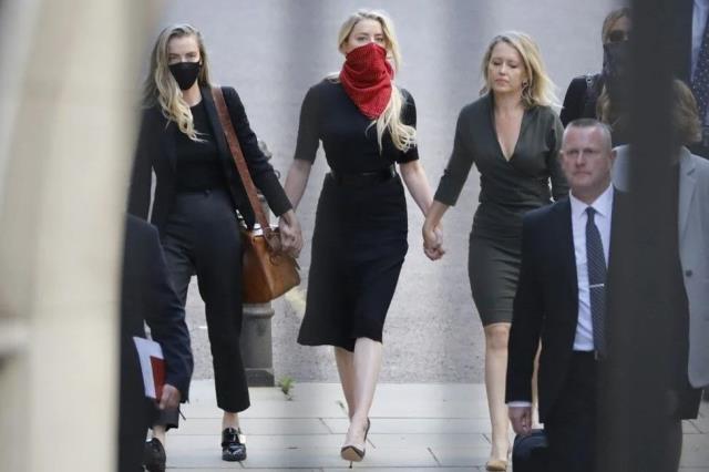 Amber Heard, dün görülen karar duruşmasında yine siyah intikam elbisesini giydi