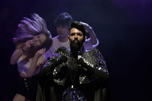Şarkıcı Mehmet Çevik, konsere tabut içinde çıktı