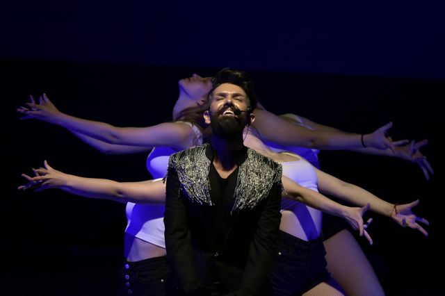 Şarkıcı Mehmet Çevik, konsere tabut içinde çıktı