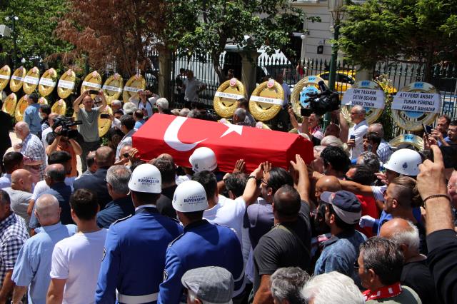 Cüneyt Arkın'ın cenazesinde gerginlik! Basın mensupları, vatandaşlarla tartıştı