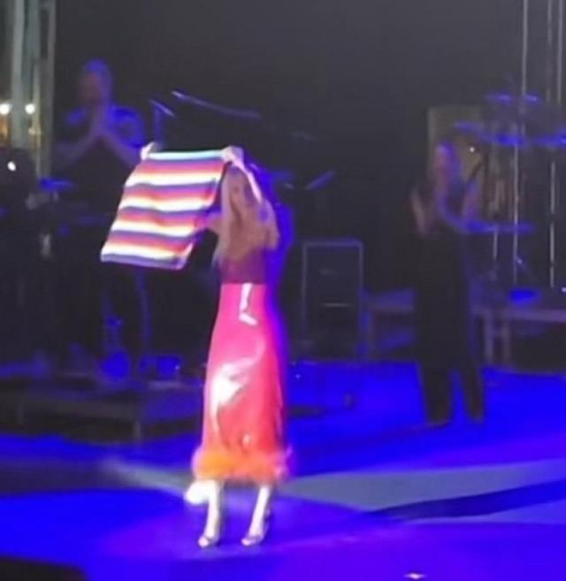 Gülşen sahnesinde LGBT bayrağı açtı, rahatsız olan bazı izleyiciler konseri terk etti