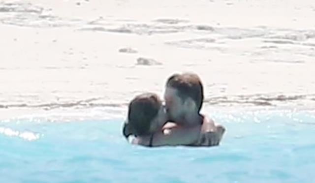 Şarkıcı Taylor Swift, denizde sevgilisiyle öpüşürken görüntülendi