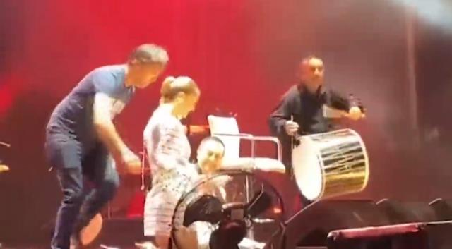 Serdar Ortaç, konserinde dengesini kaybedince yere düştü