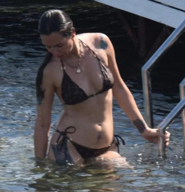 Tatil sezonunu açan Birce Akalay, siyah bikinisiyle denize girerken görüntülendi